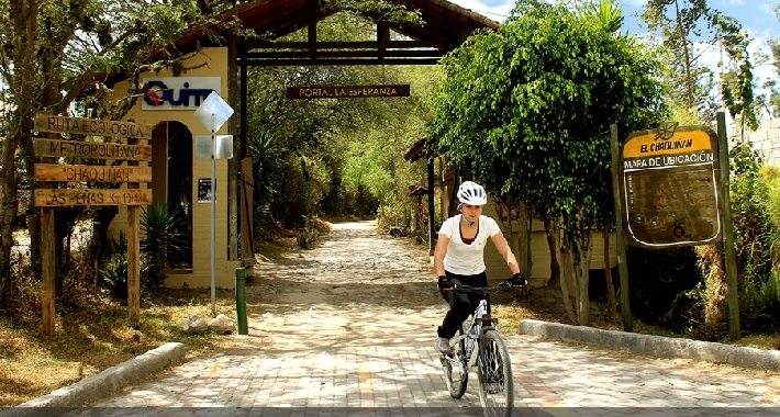 biking-on-Chaquiñán-route-quito