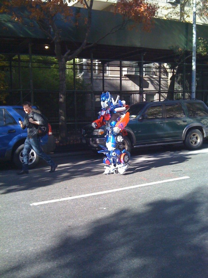 wtf_guy_as_transformer_on_the_street-700x933