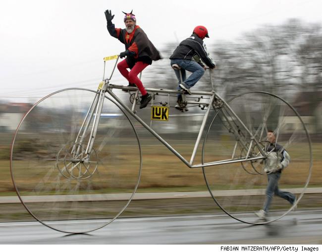 wtf_riding_a_huge_bike