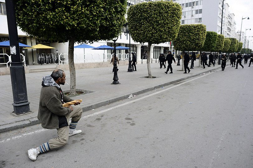 wtf_tunisian_badass_shooting_with_bread
