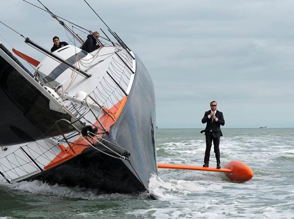 perfectly-timed-photos-capsized-boat