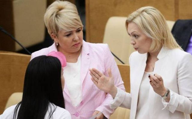 10-ladies-talk-gesture