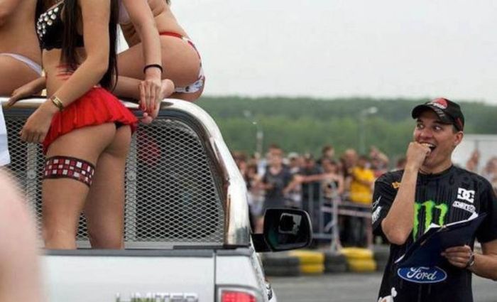 5-hilarious-people-caught-staring-photos