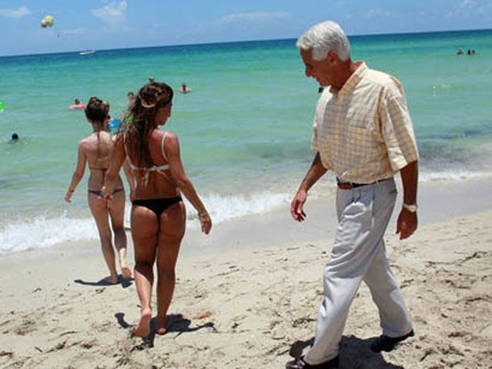 6-hilarious-people-caught-staring-photos