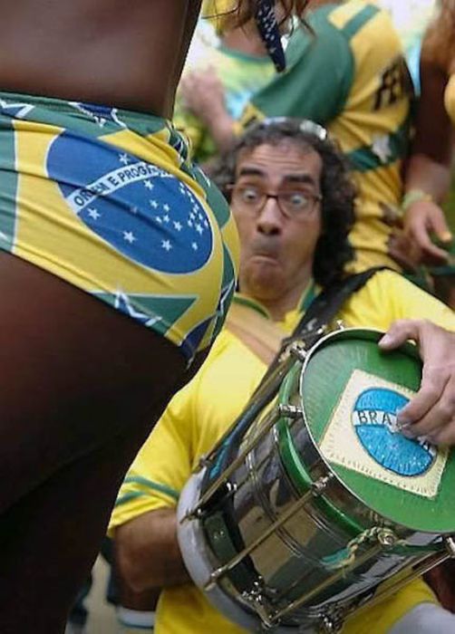 8-hilarious-people-caught-staring-photos