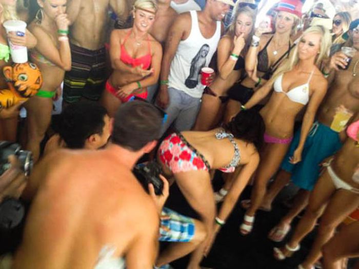 9-hilarious-people-caught-staring-photos