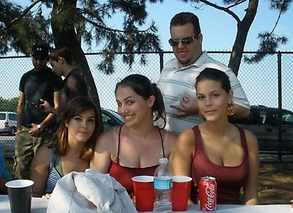 12-beautiful-girls-getting-photobombed-hilariously