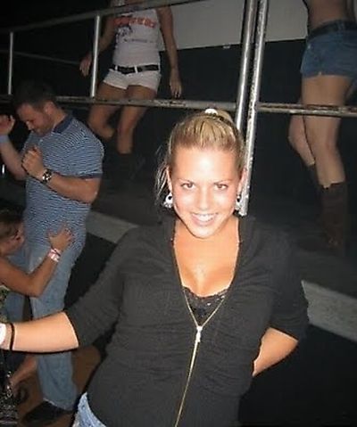 13-beautiful-girls-getting-photobombed-hilariously