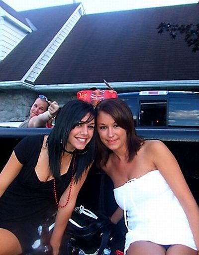 18-beautiful-girls-getting-photobombed-hilariously