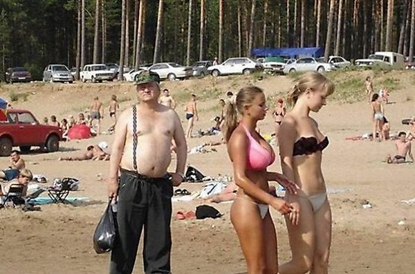 2-beautiful-girls-getting-photobombed-hilariously