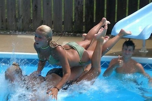 3-beautiful-girls-getting-photobombed-hilariously