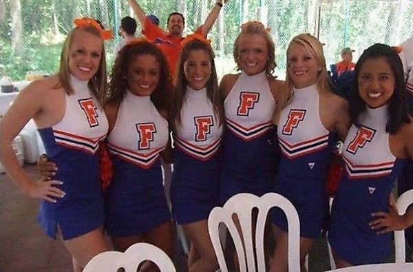 6-beautiful-girls-getting-photobombed-hilariously