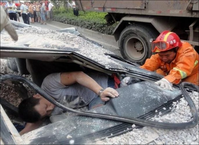 6-people-inches-away-from-death-shocking