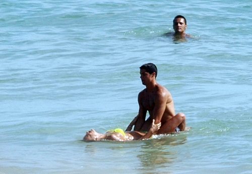 12-funniest-beach-moments-ever-summer